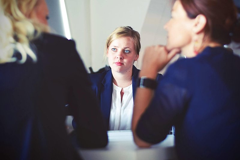Drei Frauen sind in einer Besprechung.